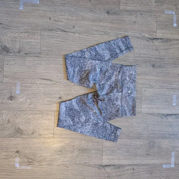 22🖤 Lululemon Align Gray Patterned Leggings — Size 4 🖤 - Picture 2 of 4